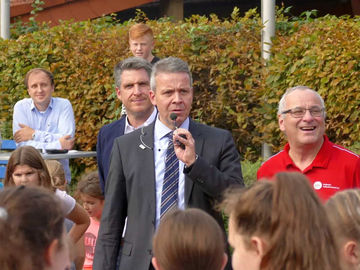 v.l.: Martin Kohler, Schulleiter Martin Albrecht, Oberbürgermeister Hans Reinwald, Kreisjugendleiter Eugen Wickenhäuser